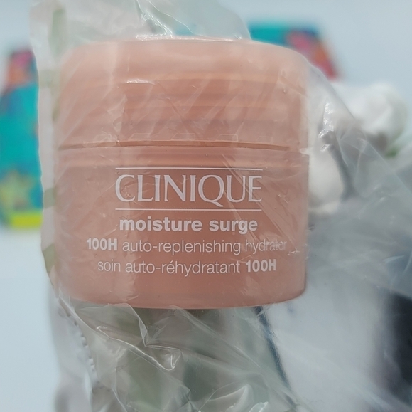 Clinique Glowy Skin 8 Piece Set With Cosmetic Case NEW #679 GIFT WITH PURCHASE - Picture 3 of 10